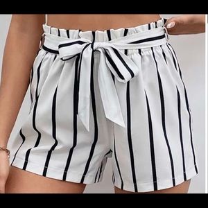 Striped waist belted shorts (black and white)